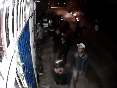 TRỘM CẮP CŨNG CẦN CÓ TẬP ĐOÀN: Kinh hãi nhìn một đoàn 12 tên kéo nhau đi ăn trộm-1