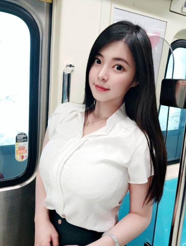 Girl xinh gây sốt vì ngủ gật trên tàu điện, nhưng vòng 1 khủng mới là tâm điểm chú ý của dân tình-2