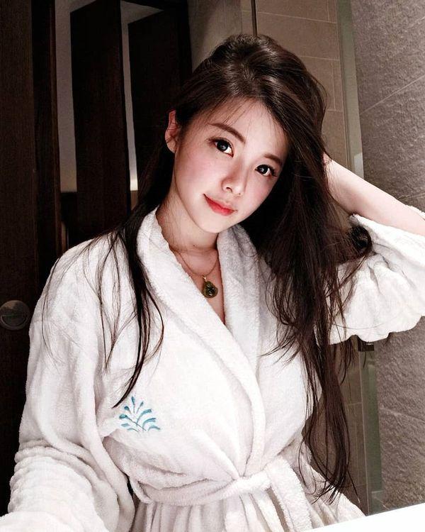 Girl xinh gây sốt vì ngủ gật trên tàu điện, nhưng vòng 1 khủng mới là tâm điểm chú ý của dân tình-3