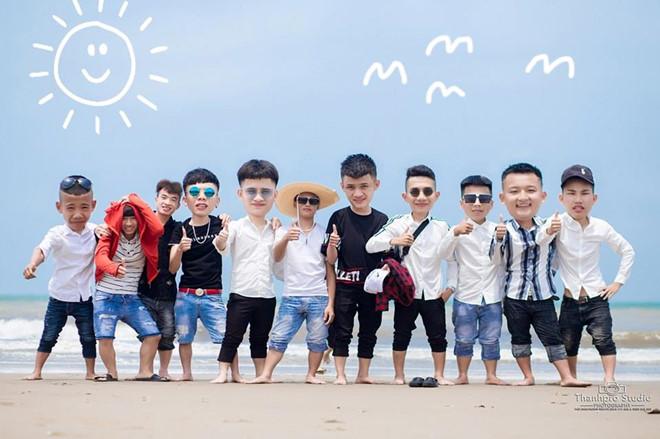 Chụp kỷ yếu nhưng khách chê không rõ mặt, thợ ảnh có tâm photoshop khiến ai nhìn cũng muốn cười banh họng-2