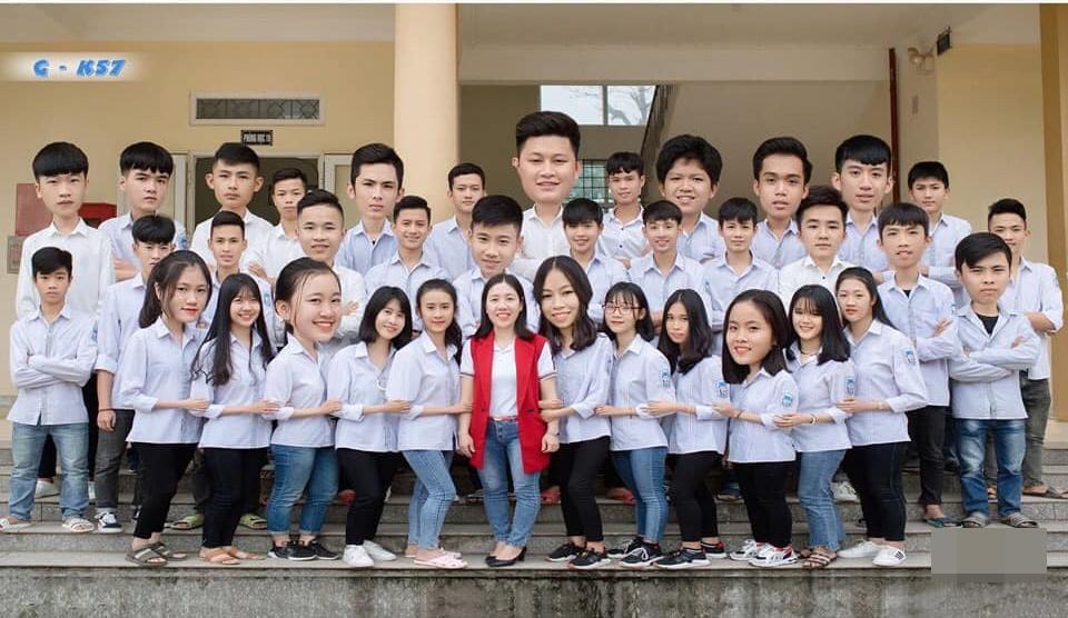 Chụp kỷ yếu nhưng khách chê không rõ mặt, thợ ảnh có tâm photoshop khiến ai nhìn cũng muốn cười banh họng-1