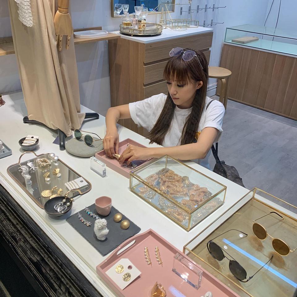 Ngắm nhìn nhan sắc mẹ ruột sắp bước vào tuổi U50, Midu giật mình: Tưởng hai chị em-8