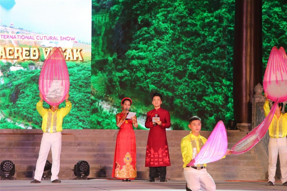 MC Hạnh Phúc cùng 100 nghệ sĩ quốc tế trình diễn trước hàng vạn khán giả-1