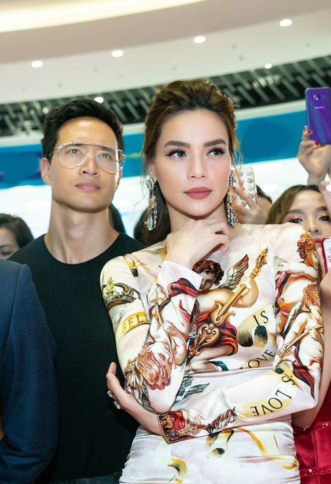 Kim Lý lần đầu phản ứng khi liên tiếp bị antifan ví von là phụ kiện sống, rỗi việc chỉ biết tháp tùng Hà Hồ đi muôn nơi-11