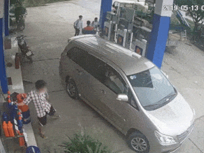 CLIP: Nghênh ngang đi sang đường làm tài xế phanh gấp, thanh niên đạp vào ô tô, hất hàm ‘cảm thấy đâm được, đâm đi’-3