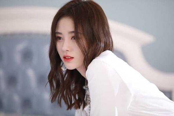 Cúc Tịnh Y là cựu thành viên nhóm nhạc nữ SNH48. Cô nổi lên khi được một trang mạng Nhật Bản bình chọn là mỹ nhân số một Trung Quốc và đặt cho biệt danh mỹ miều 