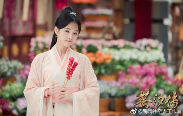 Ngoài hoạt động âm nhạc, Cúc Tịnh Y còn tham gia diễn xuất. Cô từng gây ấn tượng khi góp mặt trong web drama 