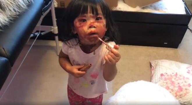 Bóc phốt em gái dùng hết cả hộp kem trộn để tắm trắng, cô chị khiến người xem hú hồn khi nhìn thành quả-7