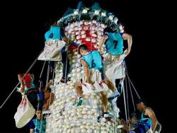 Độc đáo lễ hội leo tháp lấy bánh bao ở Hong Kong