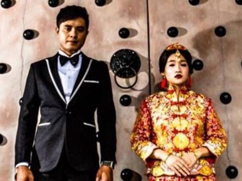 Cô dâu xăm trổ bá đạo trên từng hạt gạo: Kéo váy cho chân lên ghế ngồi chơi game, bơ luôn chú rể ngồi cạnh-3