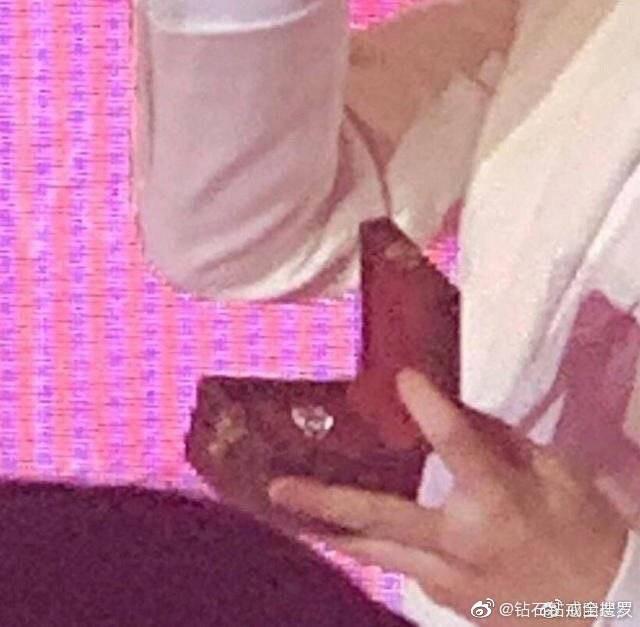 Con trai ông trùm sòng bạc Macau cầu hôn bạn gái hơn 6 tuổi, nhẫn kim cương cỡ khủng gây choáng váng người nhìn-3