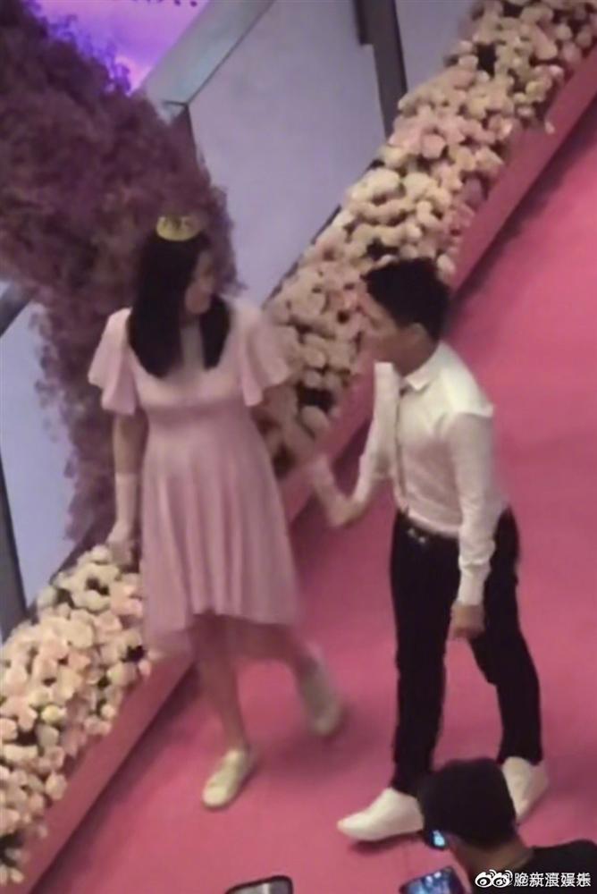 Con trai ông trùm sòng bạc Macau cầu hôn bạn gái hơn 6 tuổi, nhẫn kim cương cỡ khủng gây choáng váng người nhìn-1