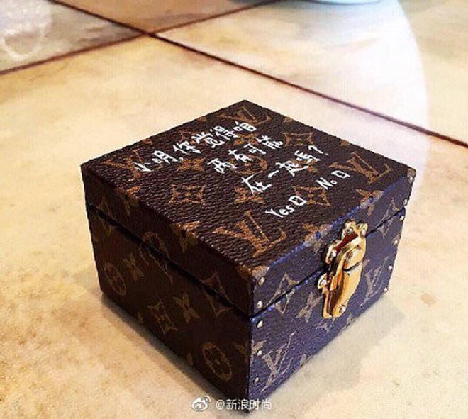 Con trai ông trùm sòng bạc Macau cầu hôn bạn gái hơn 6 tuổi, nhẫn kim cương cỡ khủng gây choáng váng người nhìn-4