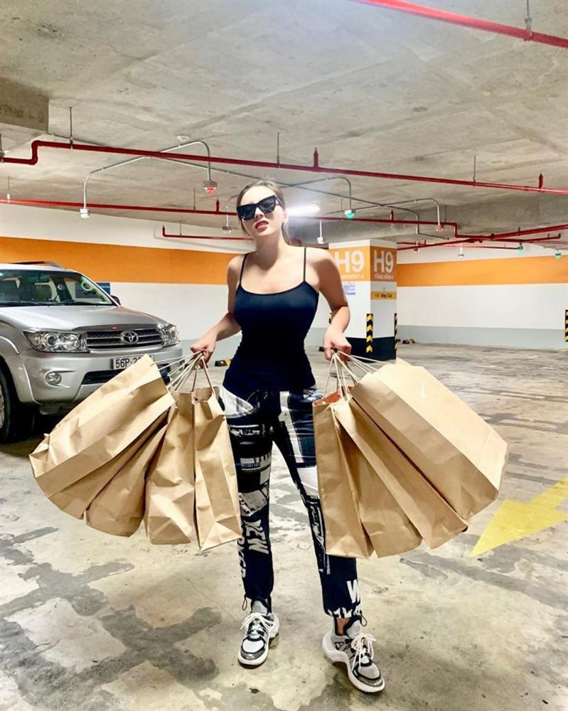 Loạt ảnh chứng minh hoa hậu Kỳ Duyên bị dân mạng chê cơ thể đẫy đà, xuề xòa mẹ bỉm không phải là thiếu căn cứ-6