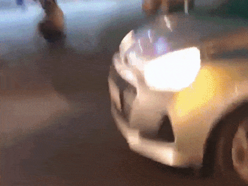 Clip: Tài xế taxi đang đi liền dừng xe giữa đường để làm một việc ‘không thể chấp nhận được’, khiến cao tốc ùn ứ kéo dài-2