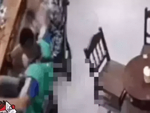 CLIP PHẪN NỘ: Cô gái đang mang bầu bị bạn trai túm tóc, tát tới tấp, đạp ngã ở quán cafe