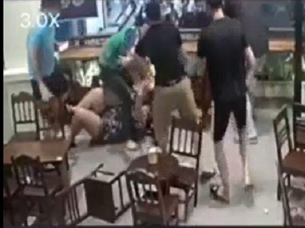 CLIP PHẪN NỘ: Cô gái đang mang bầu bị bạn trai túm tóc, tát tới tấp, đạp ngã ở quán cafe-1