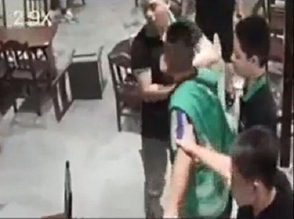 CLIP PHẪN NỘ: Cô gái đang mang bầu bị bạn trai túm tóc, tát tới tấp, đạp ngã ở quán cafe-2