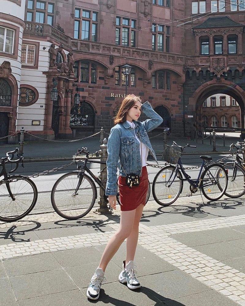 STREET STYLE giới trẻ: Chi Pu - Quỳnh Anh Shyn siết eo nhỏ đến ngỡ ngàng với mốt áo corset-5