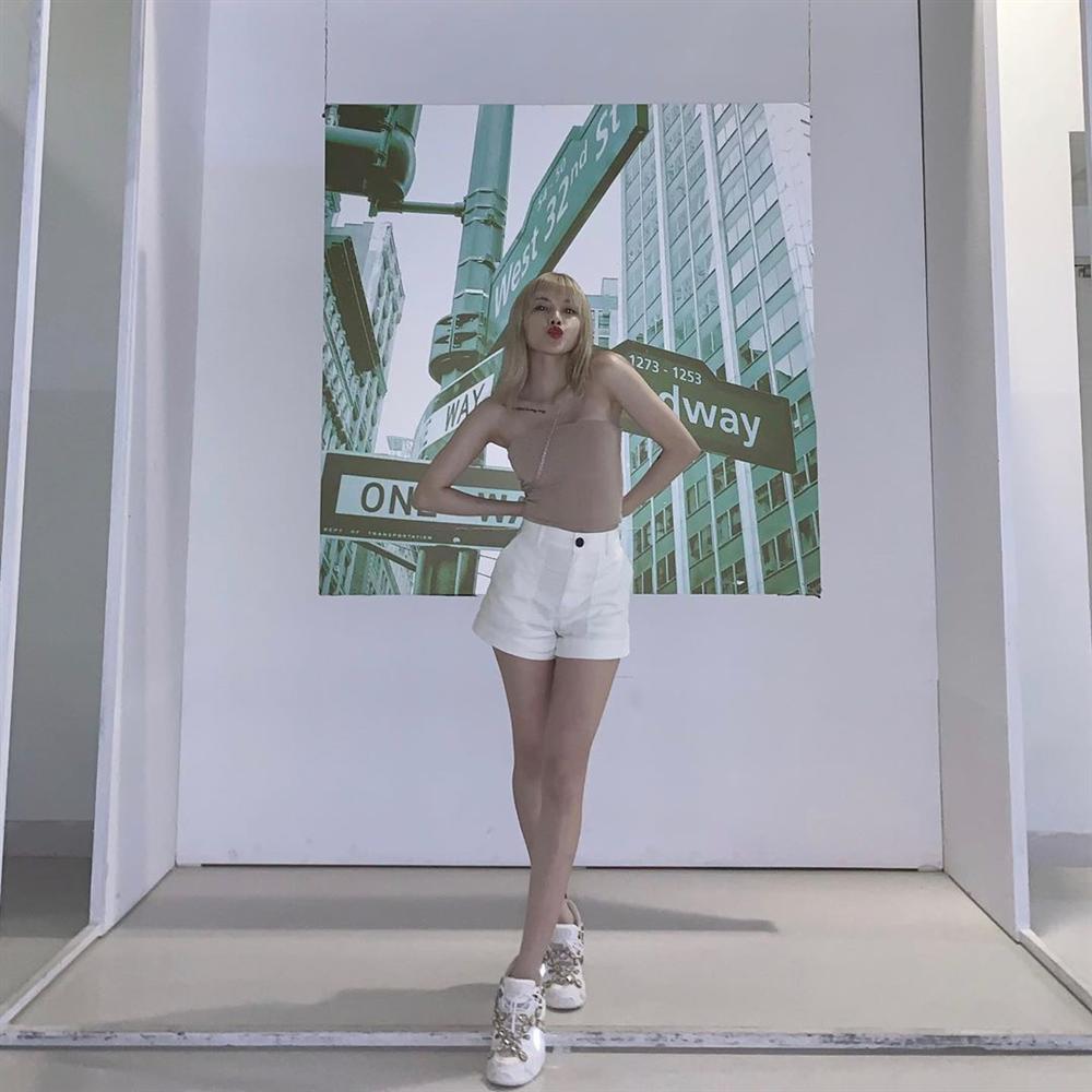 STREET STYLE giới trẻ: Chi Pu - Quỳnh Anh Shyn siết eo nhỏ đến ngỡ ngàng với mốt áo corset-2