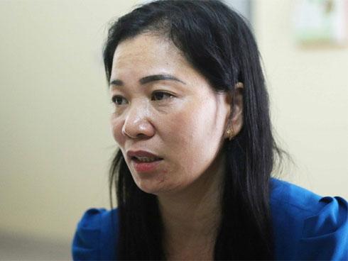 Phụ huynh giận sôi máu trước clip cô giáo tát tới tấp, dùng thước đánh nhiều học sinh lớp 2 trong phòng thi-6