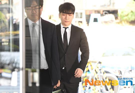 Seungri bị trói và còng tay khi rời tòa án, có thể ở tù 2 - 3 năm-5