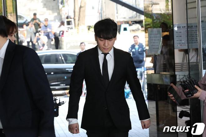 Seungri bị trói và còng tay khi rời tòa án, có thể ở tù 2 - 3 năm-6