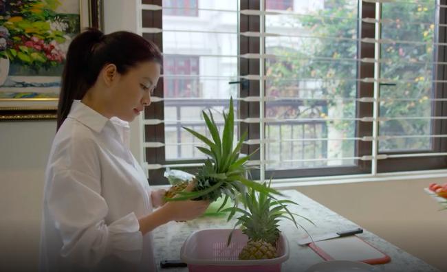 Hoàng Thùy Linh ra mắt mẹ chồng tương lai nhưng đến quả dứa cũng không biết gọt-4