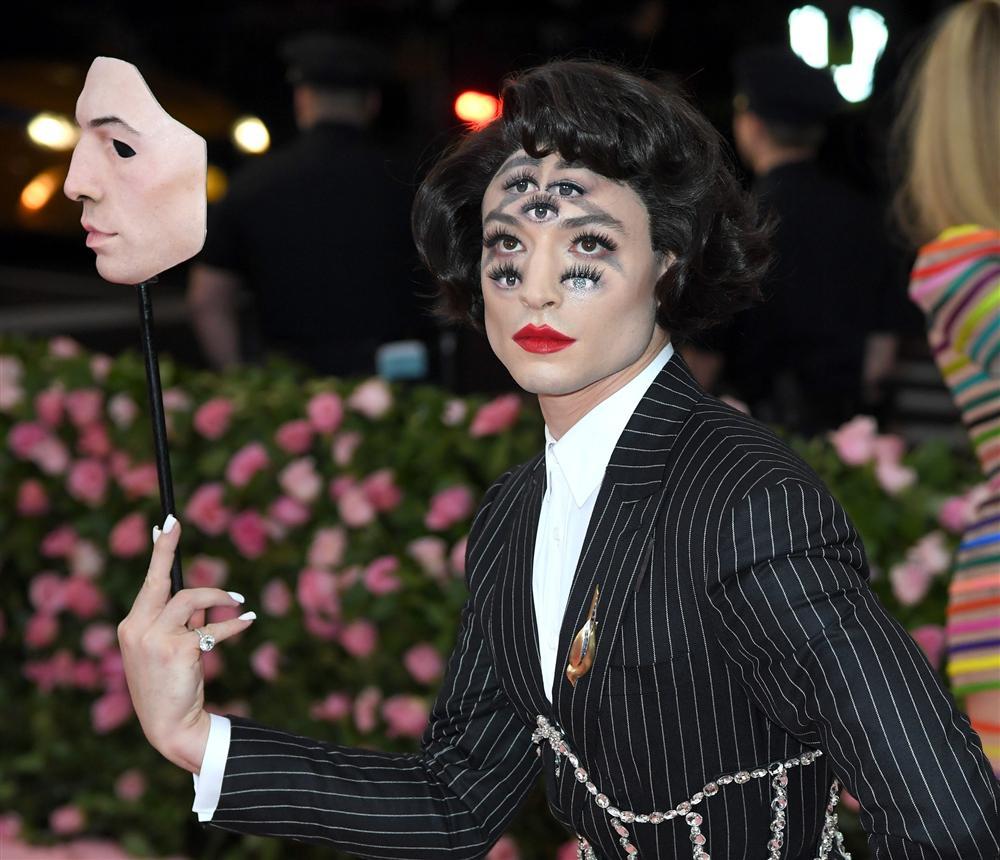 Chủ nhân màn hóa trang ảo giác của Ezra Miller tại Met Gala sở hữu hàng nghìn tác phẩm trang điểm đẹp đến rùng rợn-3