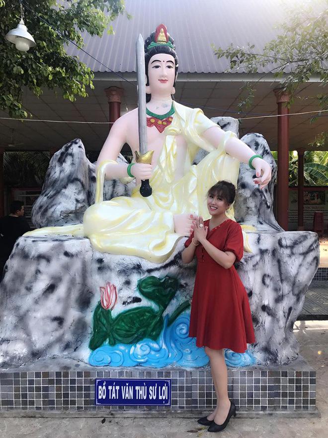 Phi Thanh Vân khoe thân hình thon gọn khi đi lễ chùa nhưng lại bất ngờ bị dân tình bóc mẽ thế này-1