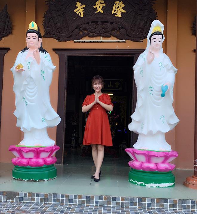 Phi Thanh Vân khoe thân hình thon gọn khi đi lễ chùa nhưng lại bất ngờ bị dân tình bóc mẽ thế này-2