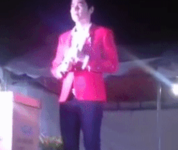 Cảnh bị chọi gạch đá, giang hồ vây đánh của nghệ sĩ Việt diễn hội chợ-4