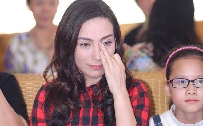 Cảnh bị chọi gạch đá, giang hồ vây đánh của nghệ sĩ Việt diễn hội chợ-8