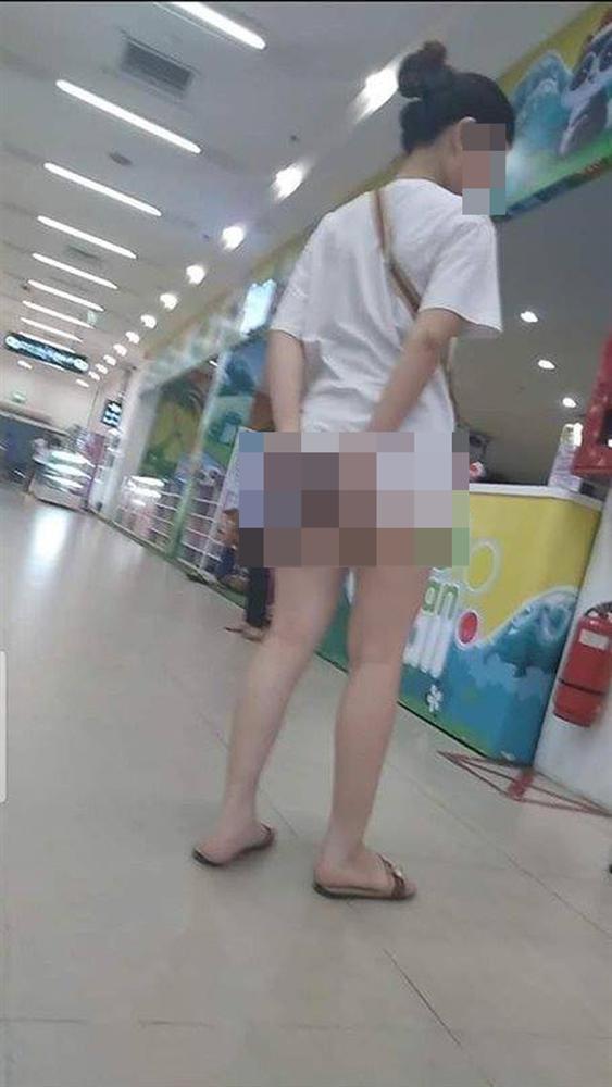 Bức ảnh bàn tán nhất sáng nay: Gái xinh Hà Nội gây sốc khi đi tung tăng khắp siêu thị trong bộ dạng trên có áo, dưới để không-1