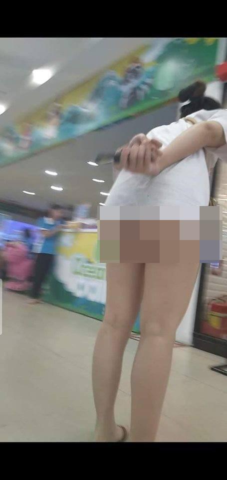 Bức ảnh bàn tán nhất sáng nay: Gái xinh Hà Nội gây sốc khi đi tung tăng khắp siêu thị trong bộ dạng trên có áo, dưới để không-3
