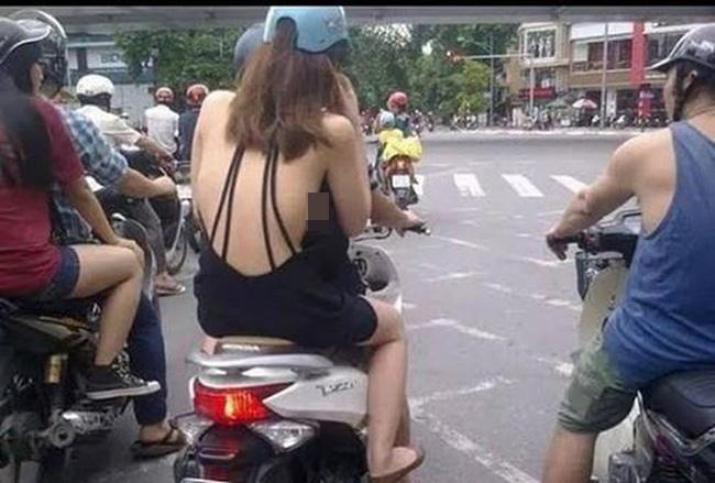 Bức ảnh bàn tán nhất sáng nay: Gái xinh Hà Nội gây sốc khi đi tung tăng khắp siêu thị trong bộ dạng trên có áo, dưới để không-10