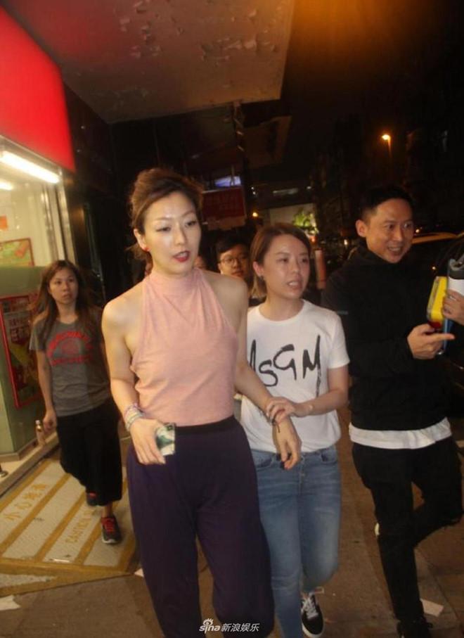 Trịnh Tú Văn im lặng khi bị truy hỏi về scandal của chồng và tình nhân-1