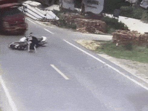 Clip: Hai nữ tài xế đâm vào nhau, tai nạn phía sau ập đến mới khủng khiếp-1