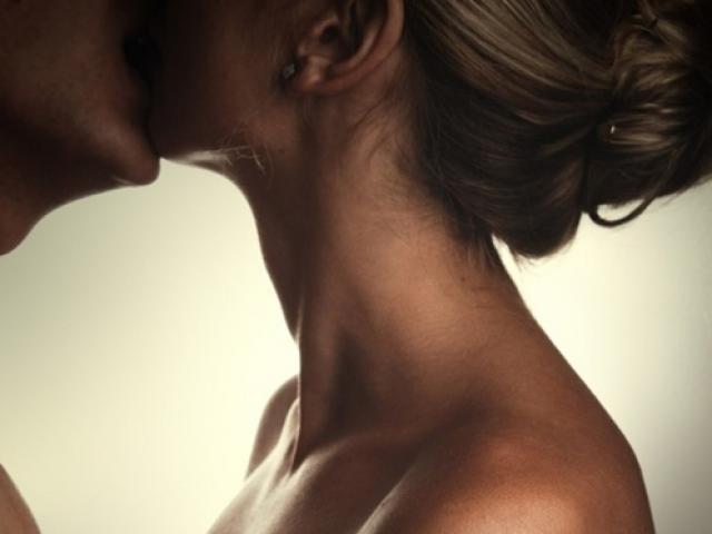 Hình phạt đầy đau đớn của gã đàn ông khi đang mặn nồng với bồ-1