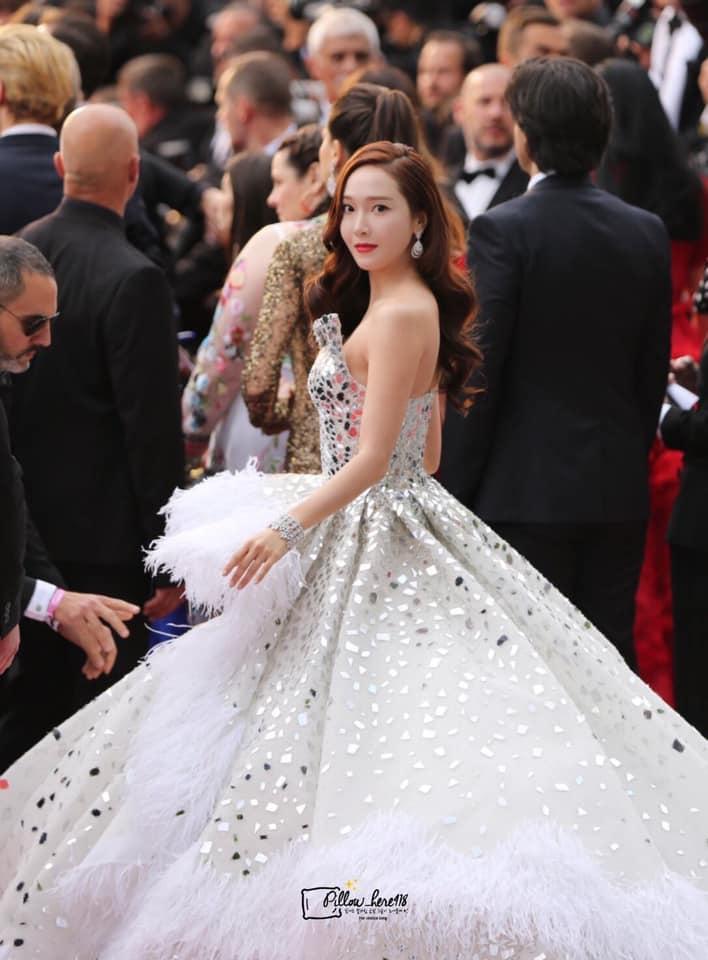Jessica Jung mất điểm vì gương mặt bự phấn dù mặc đầm như một nàng công chúa trên thảm đỏ LHP Cannes 2019-3