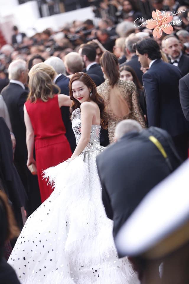 Jessica Jung mất điểm vì gương mặt bự phấn dù mặc đầm như một nàng công chúa trên thảm đỏ LHP Cannes 2019-7
