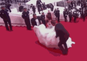 Jessica Jung mất điểm vì gương mặt bự phấn dù mặc đầm như một nàng công chúa trên thảm đỏ LHP Cannes 2019-4