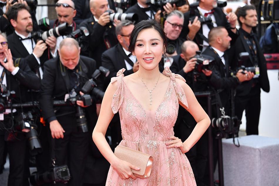 Khiếp sợ dàn mỹ nhân vô danh đổ bộ thảm đỏ Cannes: Người ăn mặc sốc nổi, kẻ bị đuổi thẳng thừng-3