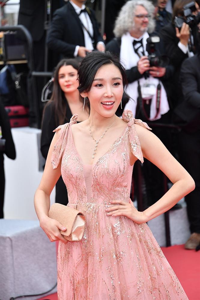 Khiếp sợ dàn mỹ nhân vô danh đổ bộ thảm đỏ Cannes: Người ăn mặc sốc nổi, kẻ bị đuổi thẳng thừng-4