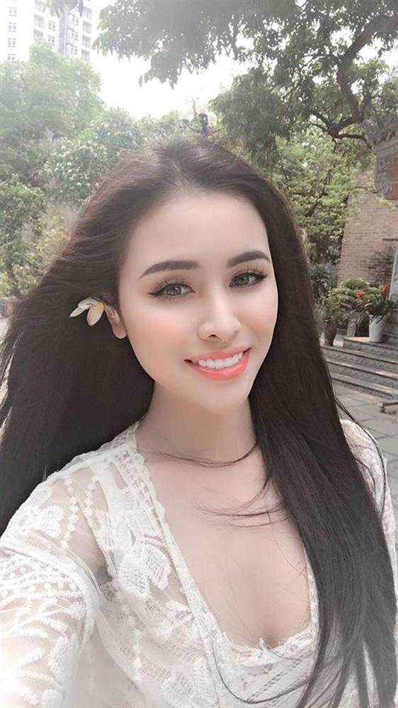 Sau bộ đồ bó sát như đang tập yoga, Thư Dung giờ còn táo bạo hơn khi diện hẳn váy ren xuyên thấu đi lễ chùa-1