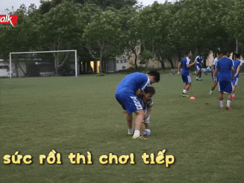 Chơi lầy như fan Đình Trọng: Tung 1.001 kiểu thần tượng khoe ngực tấn công mông phòng thủ trên sân cỏ-11