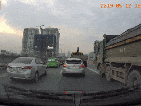 Clip: Tài xế taxi đang đi liền dừng xe giữa đường để làm một việc ‘không thể chấp nhận được’, khiến cao tốc ùn ứ kéo dài