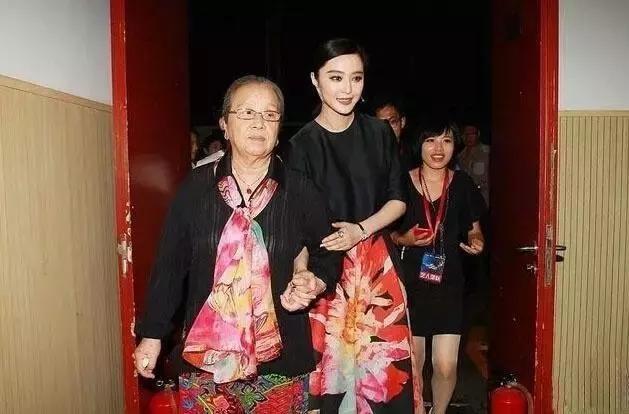 Nữ diễn viên bị ghét nhất Hoàn Châu cách cách gây sốt vì hành động trên xe buýt-5