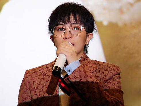 Gil Lê bật khóc khi bị chê trách 'đi giật lùi' dù hoạt động showbiz lâu năm