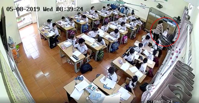 Phụ huynh giận sôi máu trước clip cô giáo tát tới tấp, dùng thước đánh nhiều học sinh lớp 2 trong phòng thi-3